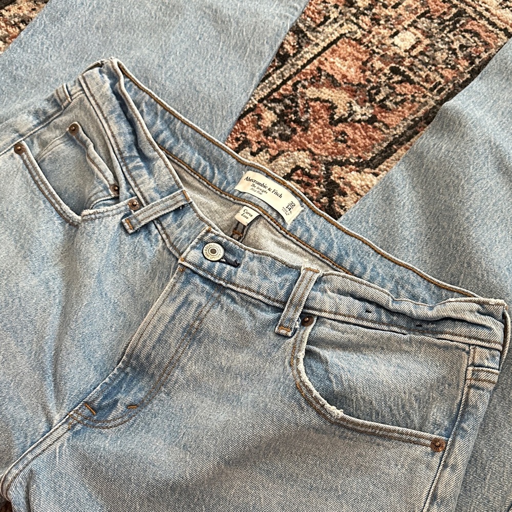Abercrombie & Fitch The Straight Mid Rise Curve Love Light Jeans - 14 Extra Long - Picture 3 of 5